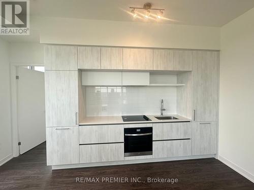 1425 - 2 David Eyer Road, Richmond Hill, ON - Indoor Photo Showing Kitchen