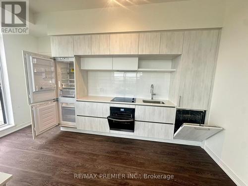 1425 - 2 David Eyer Road, Richmond Hill, ON - Indoor Photo Showing Kitchen