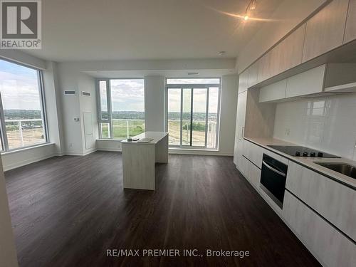 1425 - 2 David Eyer Road, Richmond Hill, ON - Indoor Photo Showing Kitchen