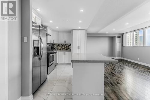 908 - 3700 Kaneff Crescent, Mississauga, ON - Indoor Photo Showing Kitchen With Upgraded Kitchen