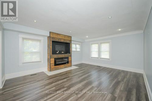 316 North Shore Boulevard W, Burlington, ON - Indoor Photo Showing Living Room With Fireplace