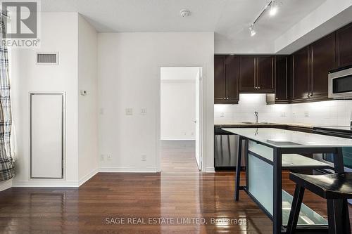 803 - 736 Spadina Avenue, Toronto, ON - Indoor Photo Showing Kitchen