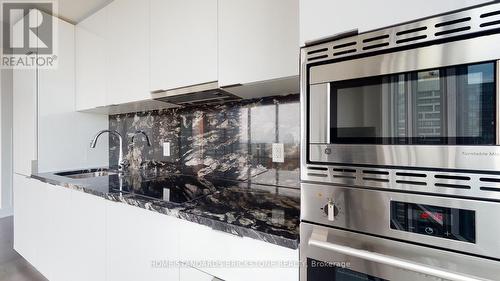 Uph07 - 955 Bay Street, Toronto, ON - Indoor Photo Showing Kitchen With Upgraded Kitchen