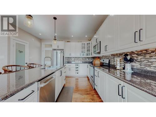 2431 Fairview Road, Oliver, BC - Indoor Photo Showing Kitchen With Upgraded Kitchen