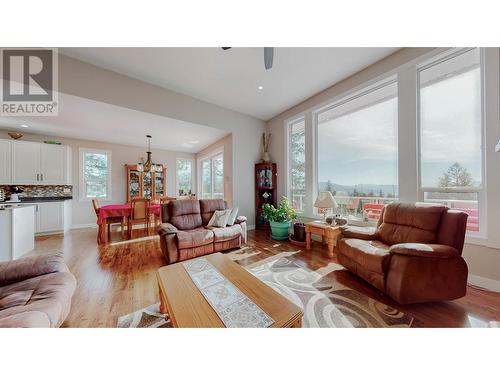 2431 Fairview Road, Oliver, BC - Indoor Photo Showing Living Room