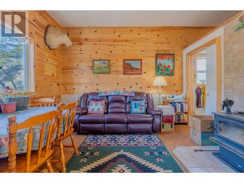 2431 Fairview Road, Oliver, BC - Indoor Photo Showing Living Room