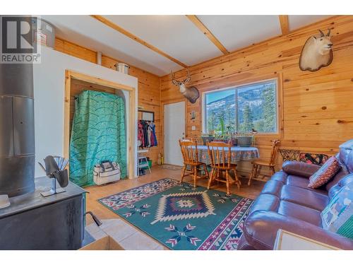 2431 Fairview Road, Oliver, BC - Indoor Photo Showing Living Room