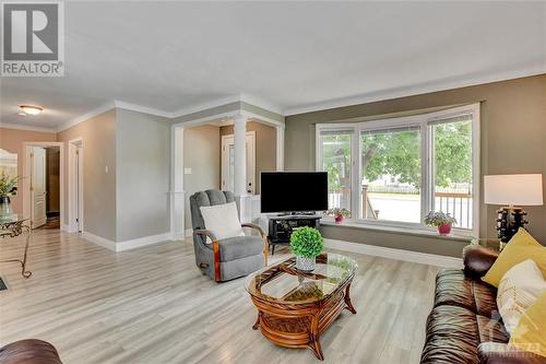 599 Donald Street, Ottawa, ON - Indoor Photo Showing Living Room