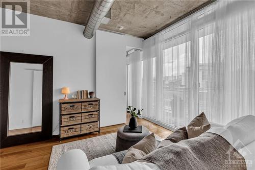 354 Gladstone Avenue Unit#415, Ottawa, ON - Indoor Photo Showing Living Room