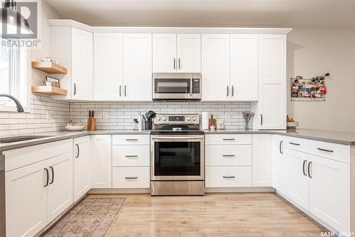 2011 Coy Avenue, Saskatoon, SK - Indoor Photo Showing Kitchen With Upgraded Kitchen