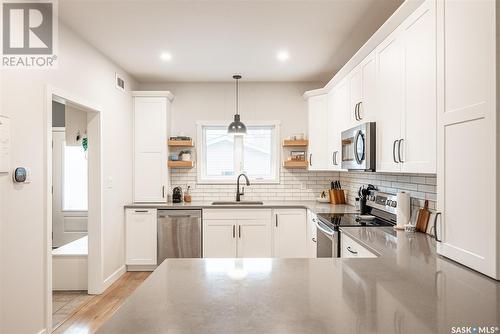 2011 Coy Avenue, Saskatoon, SK - Indoor Photo Showing Kitchen With Stainless Steel Kitchen With Upgraded Kitchen