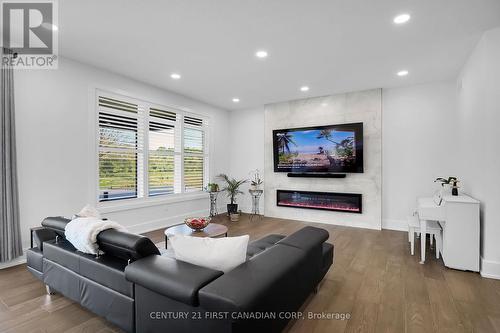 2869 Heardcreek Trail, London, ON - Indoor Photo Showing Living Room