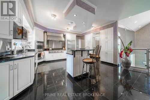 1561 Westchester Bourne Road, Thames Centre (Dorchester), ON - Indoor Photo Showing Kitchen With Upgraded Kitchen