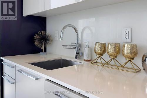 4109 - 15 Grenville Street, Toronto, ON - Indoor Photo Showing Kitchen