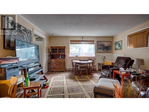 6049 Old Kamloops Road, Vernon, BC - Indoor Photo Showing Living Room