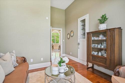 9893 Dickenson Road W, Hamilton, ON - Indoor Photo Showing Living Room