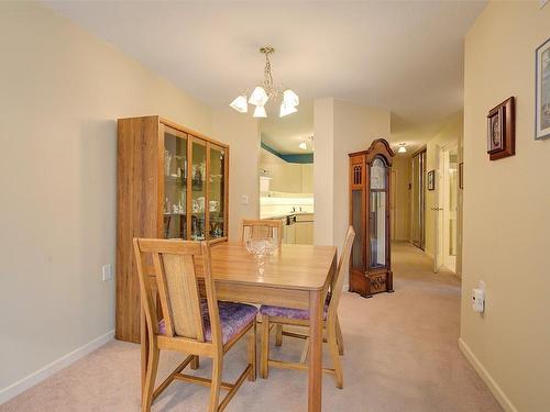 117-3157 Casorso Road, Kelowna, BC - Indoor Photo Showing Dining Room