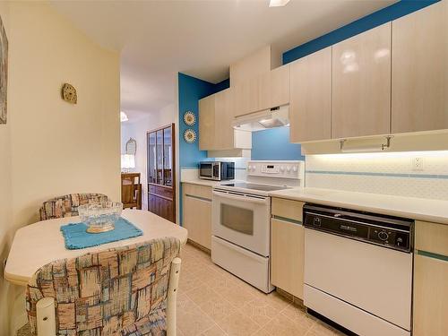 117-3157 Casorso Road, Kelowna, BC - Indoor Photo Showing Kitchen