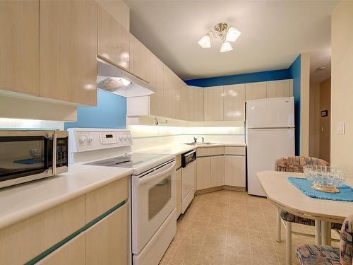 117-3157 Casorso Road, Kelowna, BC - Indoor Photo Showing Kitchen