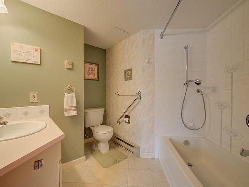 117-3157 Casorso Road, Kelowna, BC - Indoor Photo Showing Bathroom