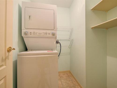 117-3157 Casorso Road, Kelowna, BC - Indoor Photo Showing Laundry Room