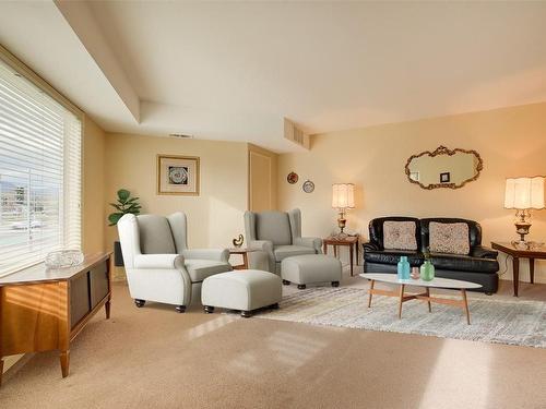 117-3157 Casorso Road, Kelowna, BC - Indoor Photo Showing Living Room