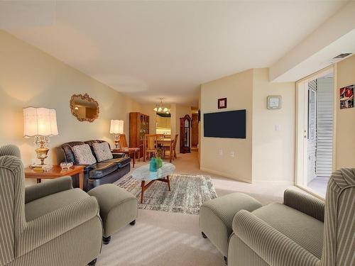 117-3157 Casorso Road, Kelowna, BC - Indoor Photo Showing Living Room