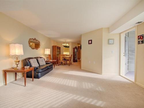 117-3157 Casorso Road, Kelowna, BC - Indoor Photo Showing Living Room