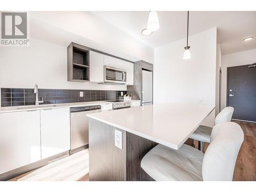 615 Rutland Road N Unit# 310, Kelowna, BC - Indoor Photo Showing Kitchen With Upgraded Kitchen