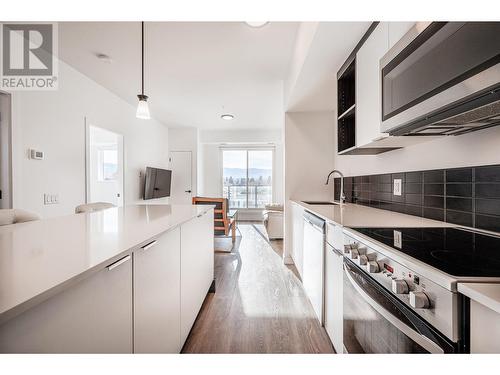 615 Rutland Road N Unit# 310, Kelowna, BC - Indoor Photo Showing Kitchen With Upgraded Kitchen