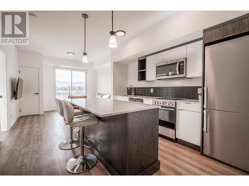 615 Rutland Road N Unit# 310, Kelowna, BC - Indoor Photo Showing Kitchen With Upgraded Kitchen