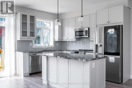 121 Black Willow Crescent, Blue Mountains, ON - Indoor Photo Showing Kitchen With Upgraded Kitchen