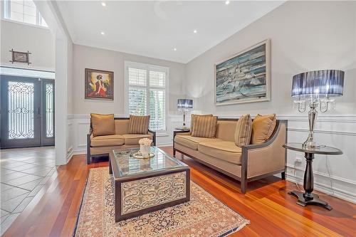 16 Gristmill Place, Hamilton, ON - Indoor Photo Showing Living Room