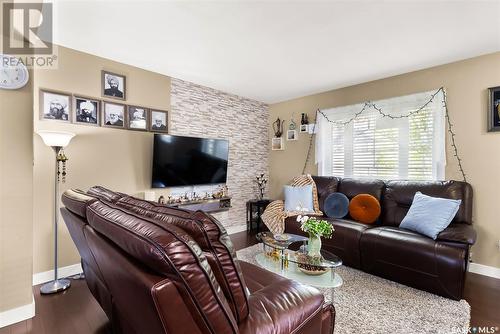 4513 Green Poplar Lane E, Regina, SK - Indoor Photo Showing Living Room
