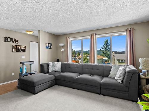 154 Aspen Cres, Logan Lake, BC - Indoor Photo Showing Living Room