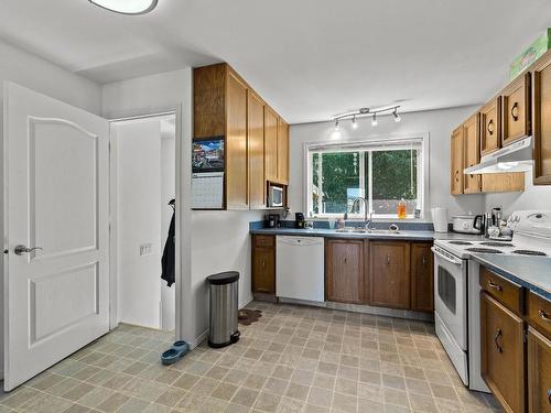 154 Aspen Cres, Logan Lake, BC - Indoor Photo Showing Kitchen With Double Sink