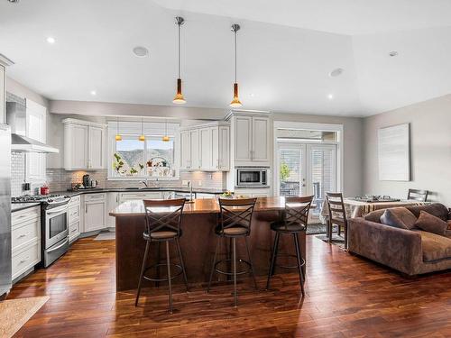 2802 Squamish Crt, Kamloops, BC - Indoor Photo Showing Kitchen With Upgraded Kitchen