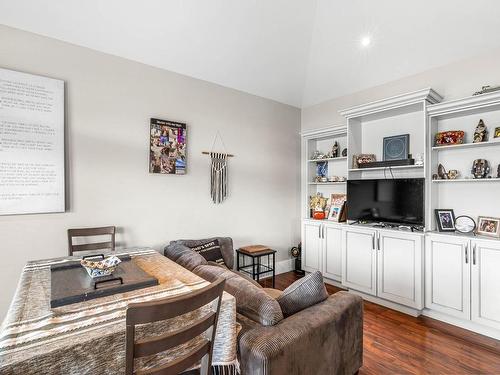 2802 Squamish Crt, Kamloops, BC - Indoor Photo Showing Living Room