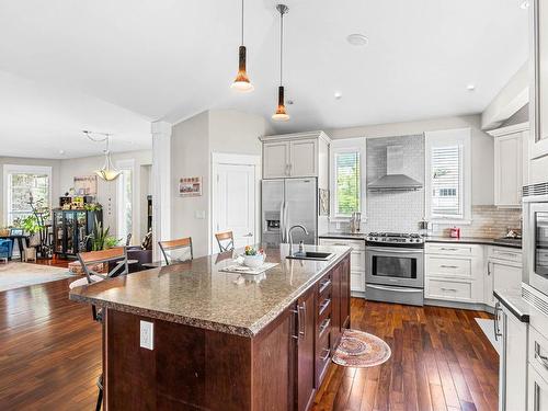 2802 Squamish Crt, Kamloops, BC - Indoor Photo Showing Kitchen With Stainless Steel Kitchen With Upgraded Kitchen