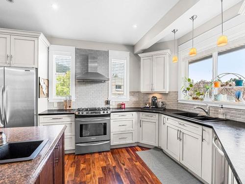 2802 Squamish Crt, Kamloops, BC - Indoor Photo Showing Kitchen With Stainless Steel Kitchen With Double Sink With Upgraded Kitchen