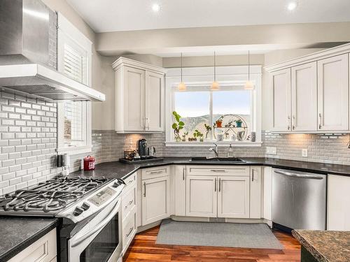 2802 Squamish Crt, Kamloops, BC - Indoor Photo Showing Kitchen With Double Sink With Upgraded Kitchen