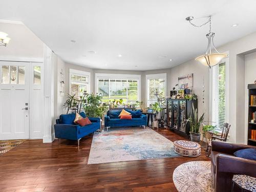 2802 Squamish Crt, Kamloops, BC - Indoor Photo Showing Living Room