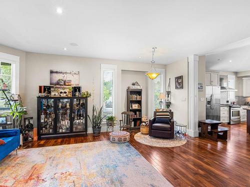 2802 Squamish Crt, Kamloops, BC - Indoor Photo Showing Living Room