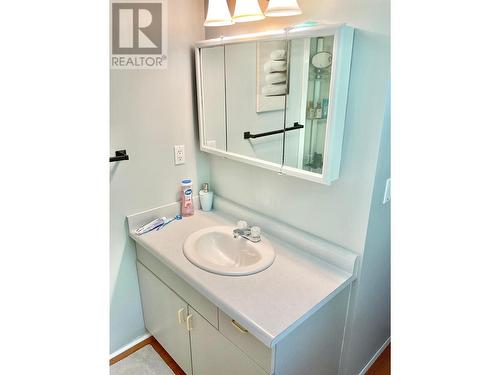 1920 3 Highway, Midway, BC - Indoor Photo Showing Bathroom