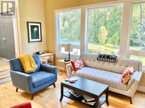 1920 3 Highway, Midway, BC - Indoor Photo Showing Living Room