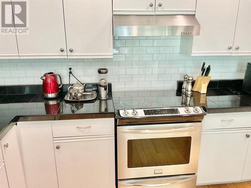 1920 3 Highway, Midway, BC - Indoor Photo Showing Kitchen