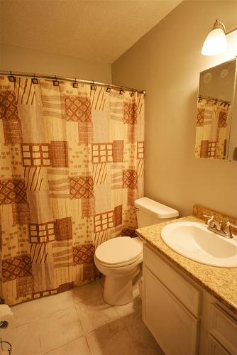 412-150 Skaha Place, Penticton, BC - Indoor Photo Showing Bathroom