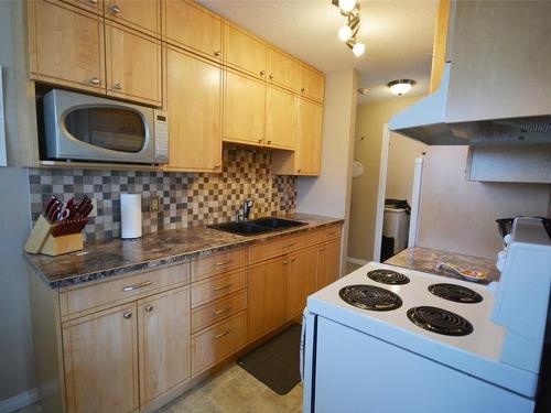 412-150 Skaha Place, Penticton, BC - Indoor Photo Showing Kitchen