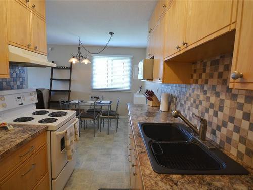 412-150 Skaha Place, Penticton, BC - Indoor Photo Showing Kitchen With Double Sink