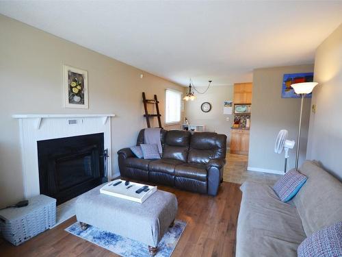 412-150 Skaha Place, Penticton, BC - Indoor Photo Showing Living Room With Fireplace